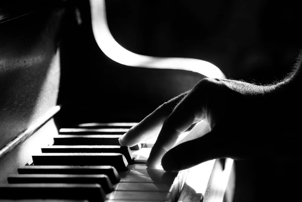 Main Piano Noir Blanc